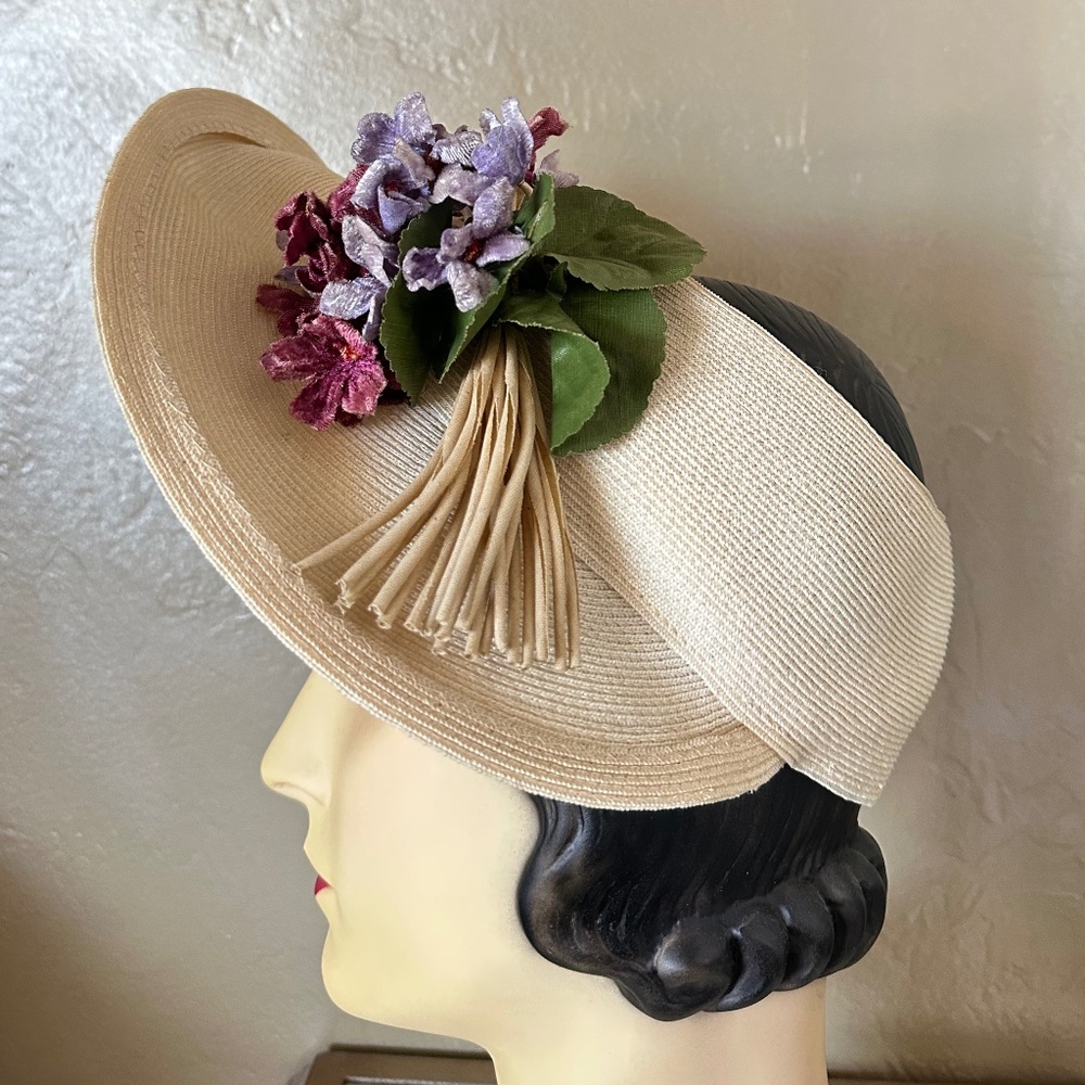 GRACEFUL 1940s' IVORY STRAW OPEN CROWN HAT WITH FOLDED BRIM & FABRIC FLOWERS - Picture 2 of 12
